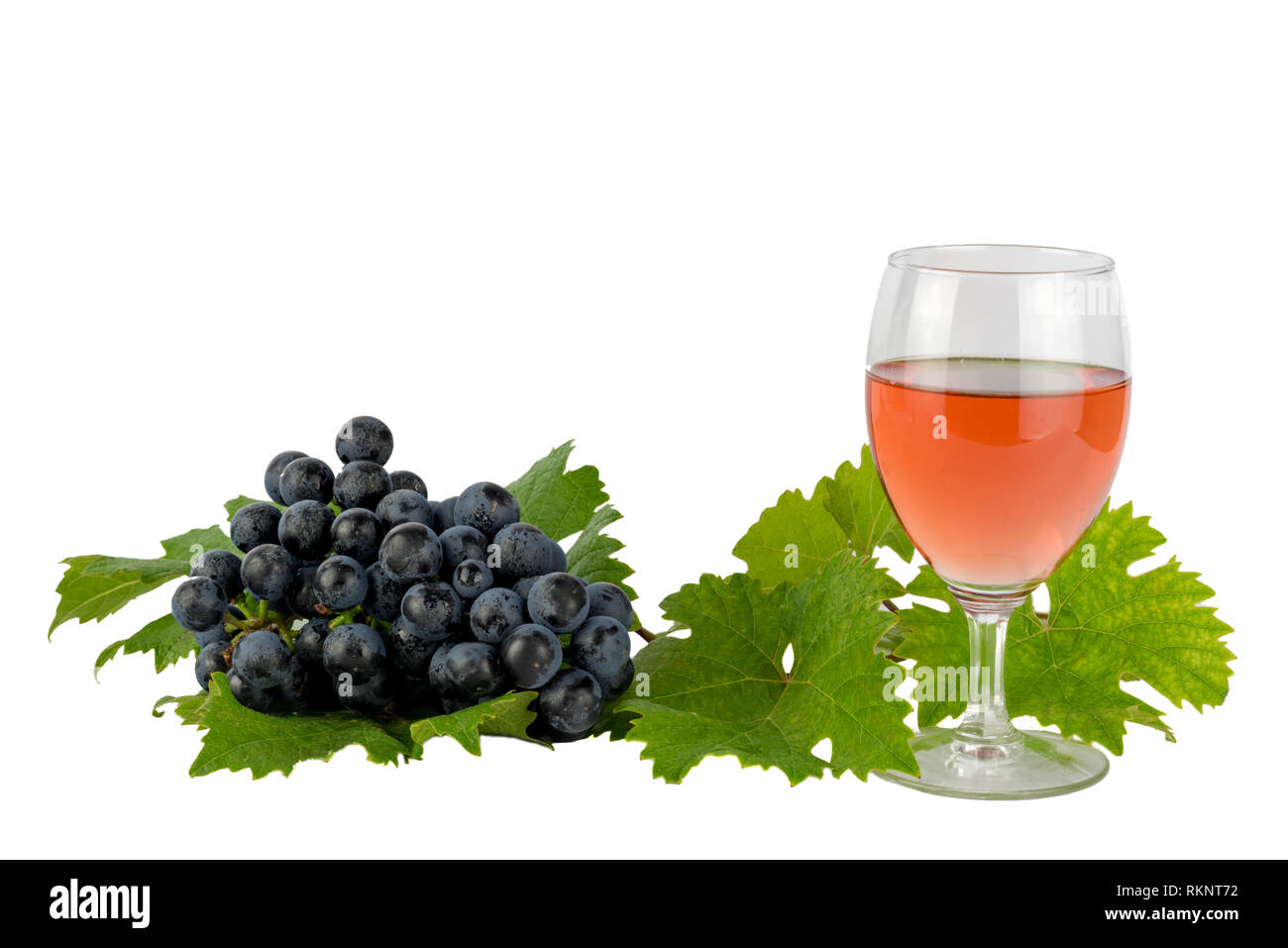 Rotwein mit roten Spitzen und Trauben isoliert auf weißem Stockfoto