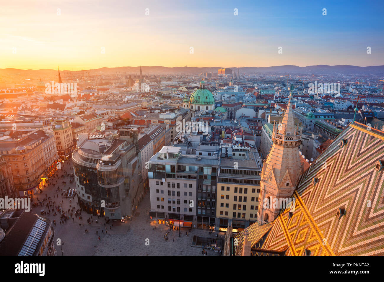 Wien. Antenne Stadtbild Bild von Wien, Hauptstadt von Österreich während des Sonnenuntergangs. Stockfoto