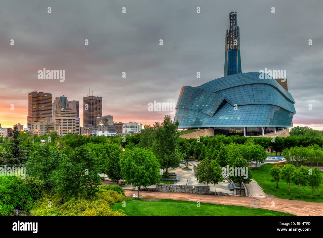 Die Skyline der Stadt von Winnipeg, Manitoba, Kanada von The Forks National Historic Site. Stockfoto