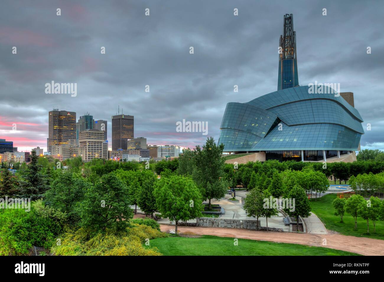 Die Skyline der Stadt von Winnipeg, Manitoba, Kanada von den Gabeln National Historic Site. Stockfoto