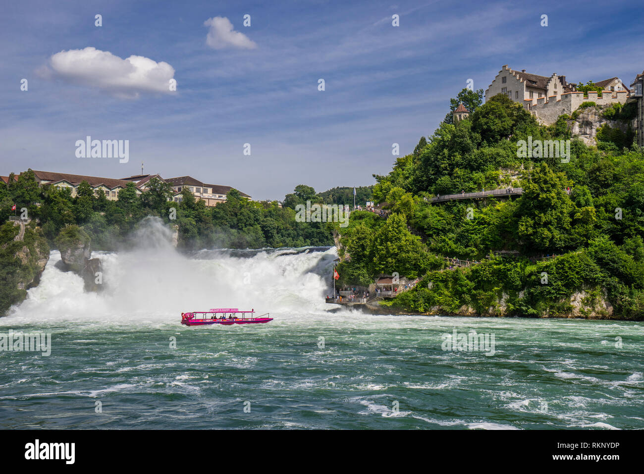 Tour Boot am Rheinfall (Rheinfall), Europas größtem Wasserfall, Kantone Zürich und Schaffhausen, Schweiz Stockfoto