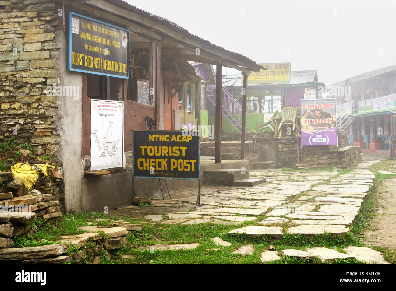 Touristische prüfen Post- und Informationszentrum im Dorf Pothana, Annapurna region, Nepal. Stockfoto