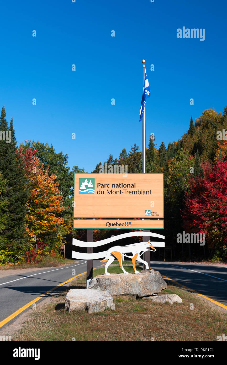Schild am Eingang von Mont Tremblant Nationalpark, Provinz Quebec, Kanada. Stockfoto