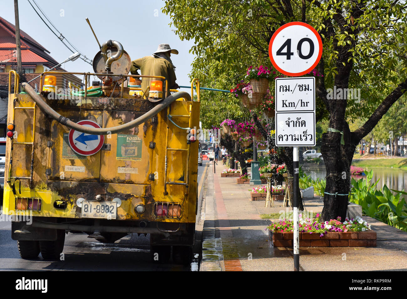 Städtische Arbeiter Bewässerung von Pflanzen, Chiang Mai, Thailand Stockfoto