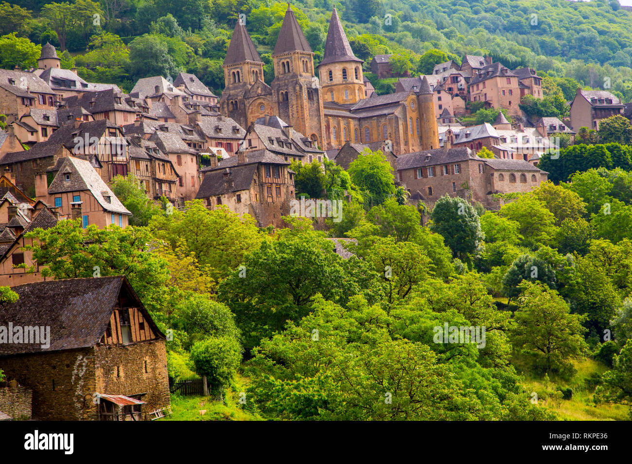 Das malerische Dorf Conques in Frankreich. Das Dorf ist auf dem Pilgerweg des Camino de Santiago Santiago de Compostella. Stockfoto