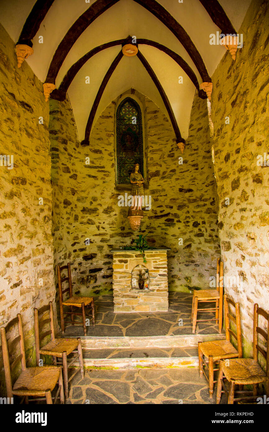 Chapelle Sainte Foy im malerischen Dorf Conques in Frankreich. Das Dorf ist auf dem Pilgerweg des Camino de Santiago Santiago de Compostella. Stockfoto