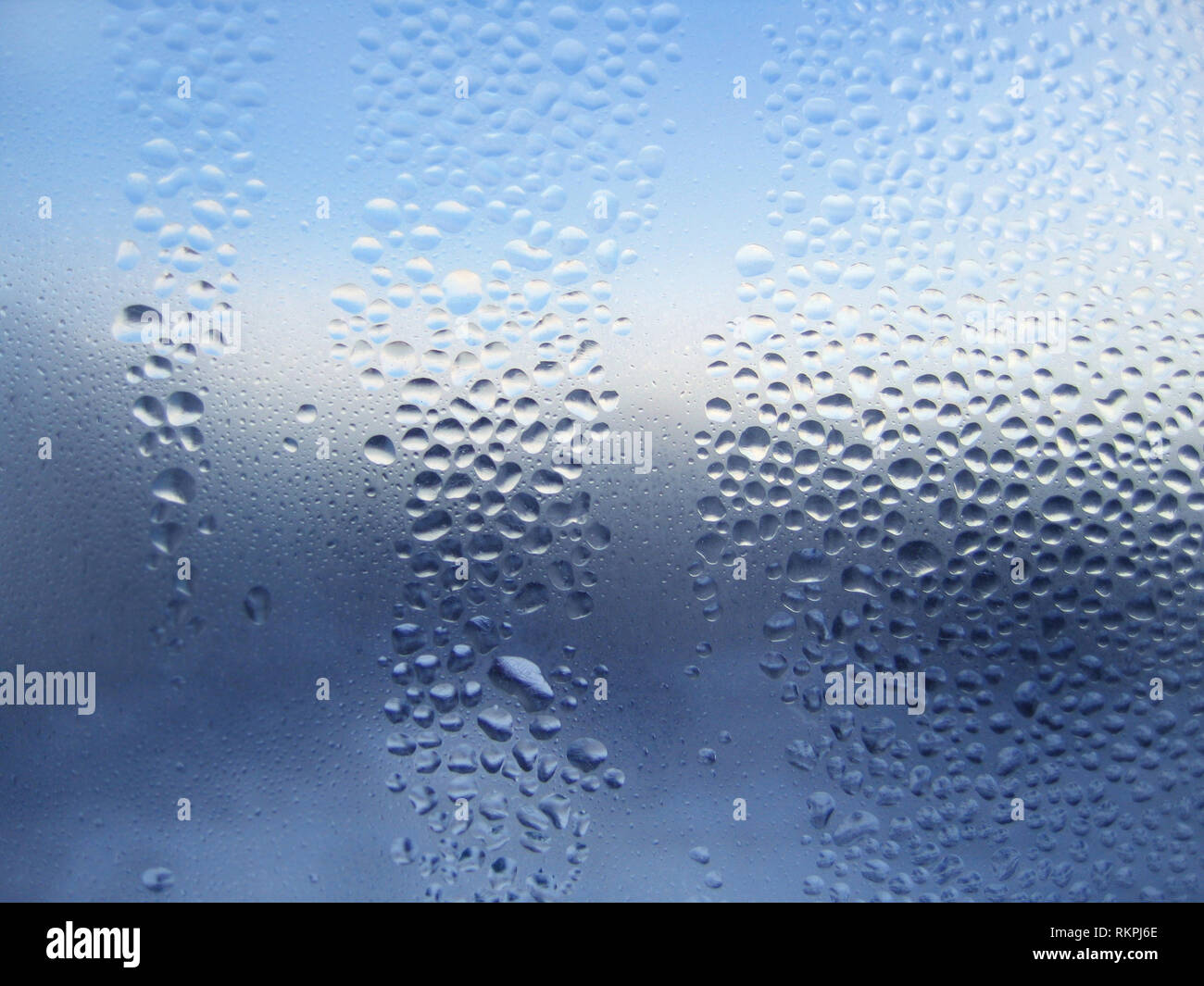 Natürliche Wasser tropft auf Fensterglas Stockfoto