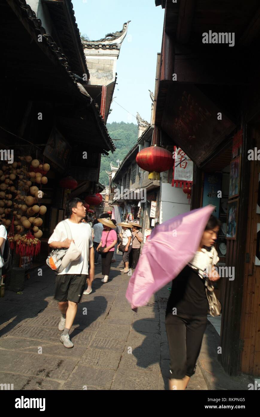 Touristen schlendern durch die engen Gassen von fenghuang. Was bedeutet "Phoenix" auf Chinesisch, Fenghuang wurde nach der mythische Vogel der Unsterblichkeit genannt Stockfoto