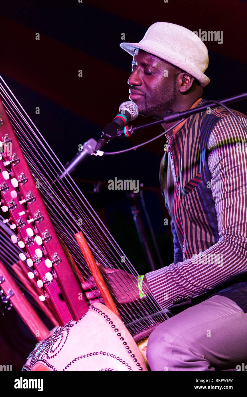 Seckou Keita spielt die Kora live auf Beltane Fire Festival, East Sussex, Großbritannien Stockfoto