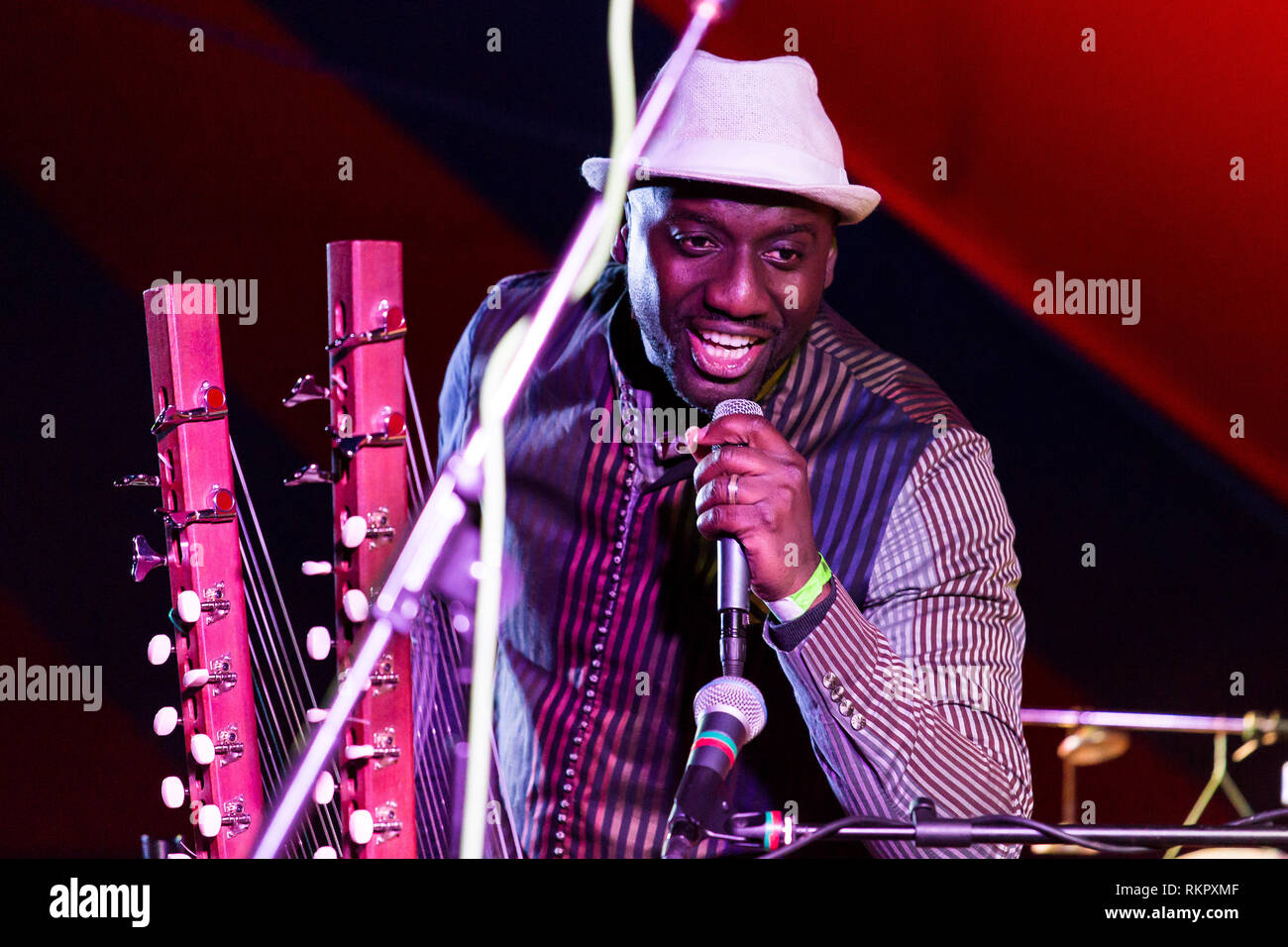 Seckou Keita spielt die Kora live auf Beltane Fire Festival, East Sussex, Großbritannien Stockfoto