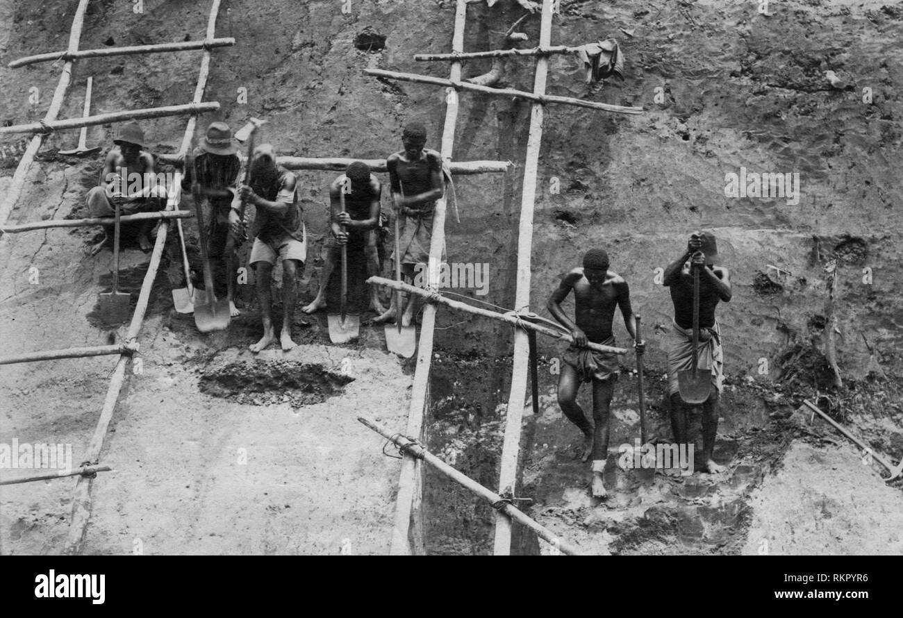 Afrika, Kongo Belgischen, schneiden ein Gefälle von 40 Metern, während der Bau der Bahn Kongo - Ozean, 1923/24 Stockfoto