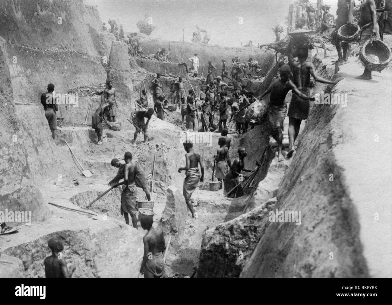 Afrika, Kongo Belgien, das Land ist in die Körbe beim Bau der Eisenbahn Kongo - Ozean, 1923/24 entfernt Stockfoto