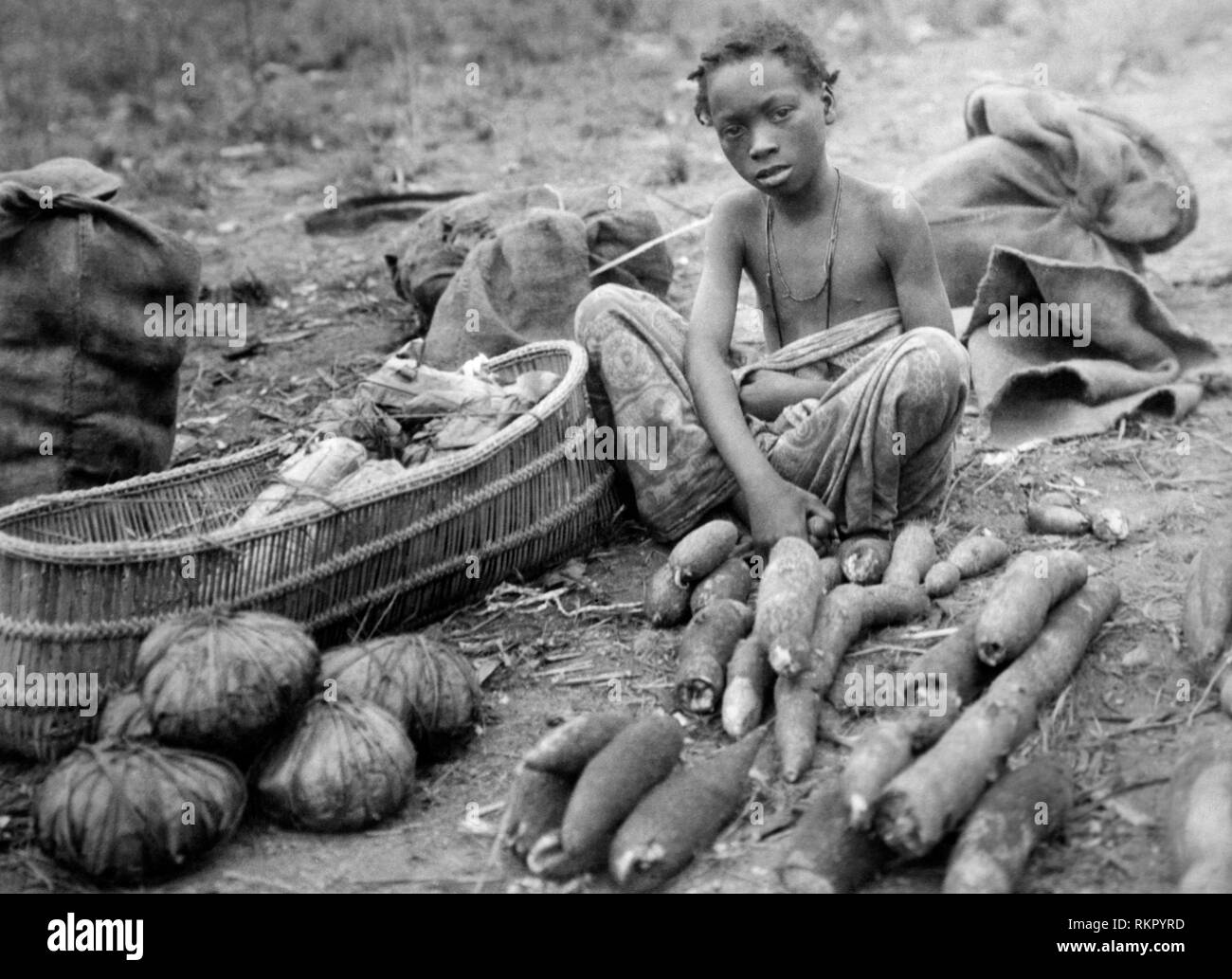 Verkäufer von Cassava Wurzeln, belgisch Kongo, Afrika 1927 1930 Stockfoto
