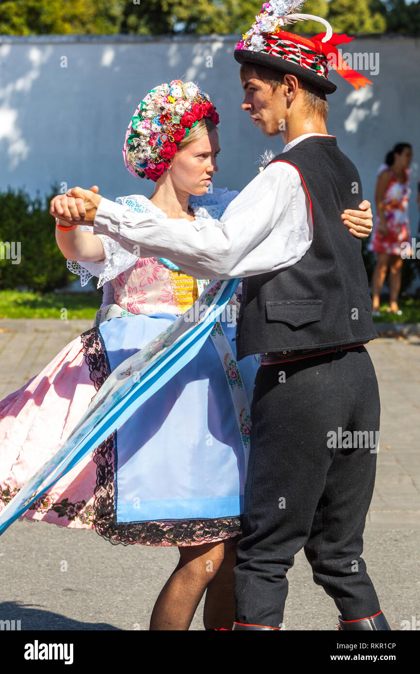 Tschechische Volkstänzer tanzen Polka Tanz während der ländlichen Messe auf mährischen Dorf, Hody in Velke Pavlovice, Südmähren, Tschechische Republik tanzen Stockfoto