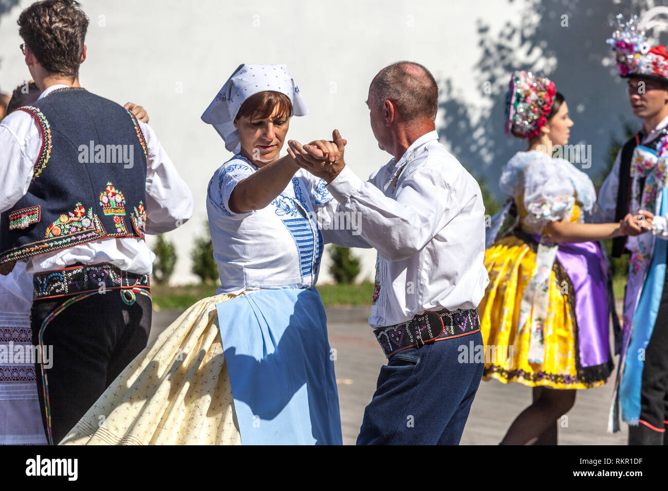 Tschechische Volkstänzer tanzen während der ländlichen Messe auf mährischen Dorf, Hody in Velke Pavlovice, Südmähren, Tschechische Republik tanzen Stockfoto