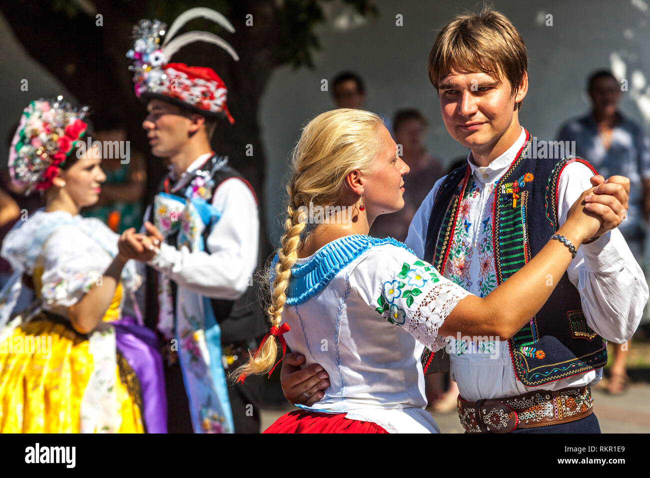 Tschechische Volkstänzer tanzen Polka Tanz während der ländlichen Messe auf mährischen Dorf, Hody in Velke Pavlovice, Südmähren, Tschechische Republik Stockfoto