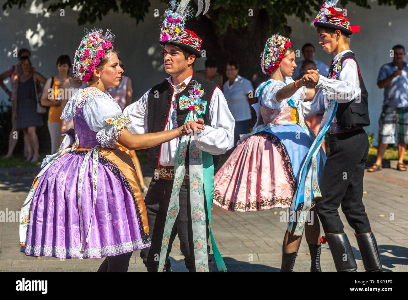 Tschechische Volkstänzer tanzen während der ländlichen Messe auf mährischen Dorf, Hody in Velke Pavlovice, Südmähren, Tschechische Republik Stockfoto