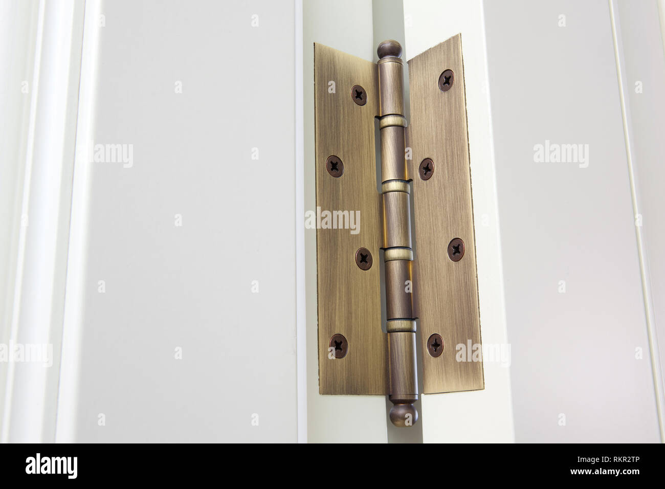 Neue Moderne Metal Turscharniere Auf Weisse Holzturen Stockfotografie Alamy