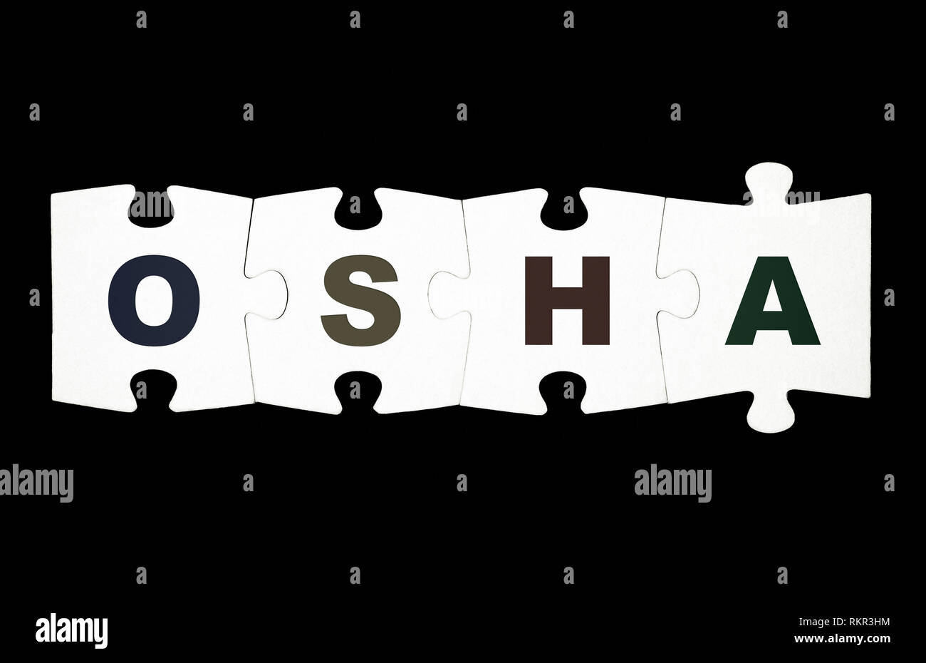 Vier Stücke von Puzzle mit Buchstaben OSHA sind zusammen auf schwarzen Hintergrund verbunden Stockfoto