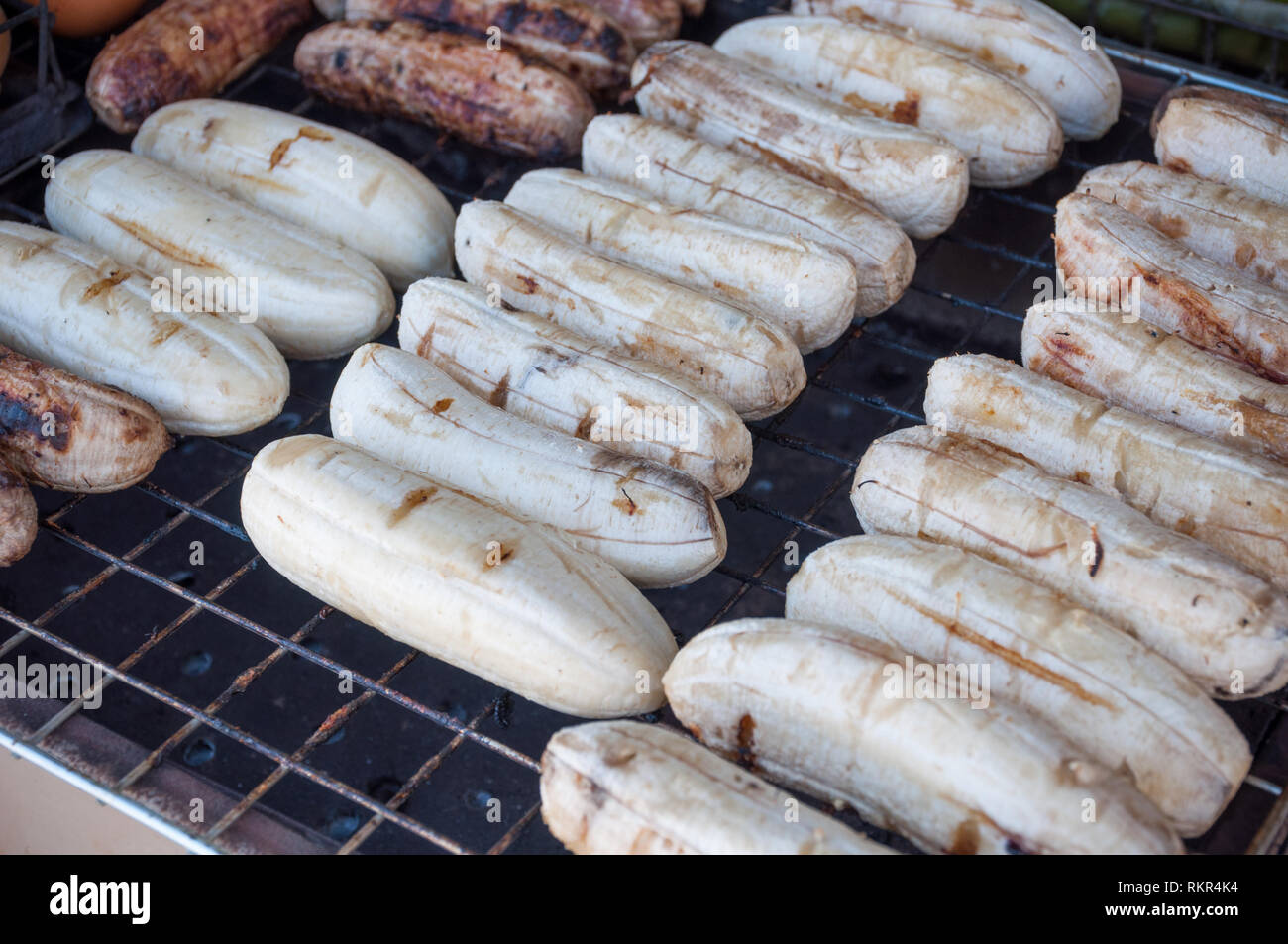 Close up banana Grill auf Herd Holzkohle Hintergrund Stockfoto