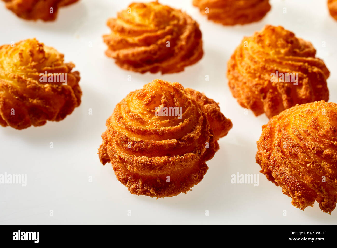 Gourmet gebratene Kartoffeln Kuchen in twirled Spiralen in der Nähe zu sehen, Weiß, für die dekorative Präsentation auf eine formelle Mahlzeit oder foodstyling Stockfoto
