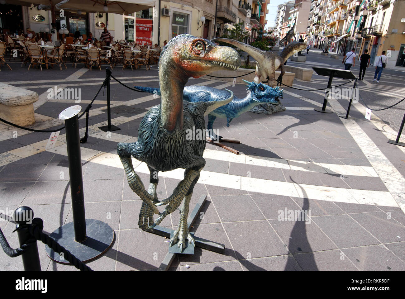 Dinosaurier zu Fuß rund um die Stadt im Maßstab 1:1 Reproduktion Dinosaurier deinonychus antirrhopus in Cosenza Stadt Kalabrien Italien 2018 ausgesetzt Stockfoto