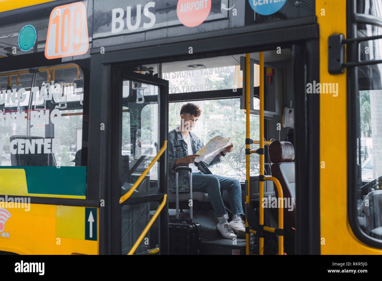 HO CHI MINH CITY, VIETNAM - 22 Juli, 2017: Verkehr. Leute im Bus. Er Lesung buchen Sie im Verkehr. Stockfoto