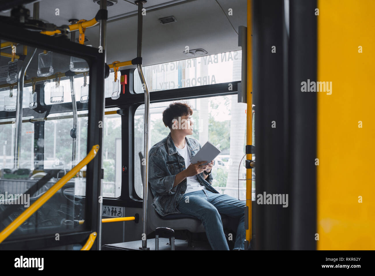 HO CHI MINH CITY, VIETNAM - 22 Juli, 2017: Verkehr. Leute im Bus. Er Lesung buchen Sie im Verkehr. Stockfoto