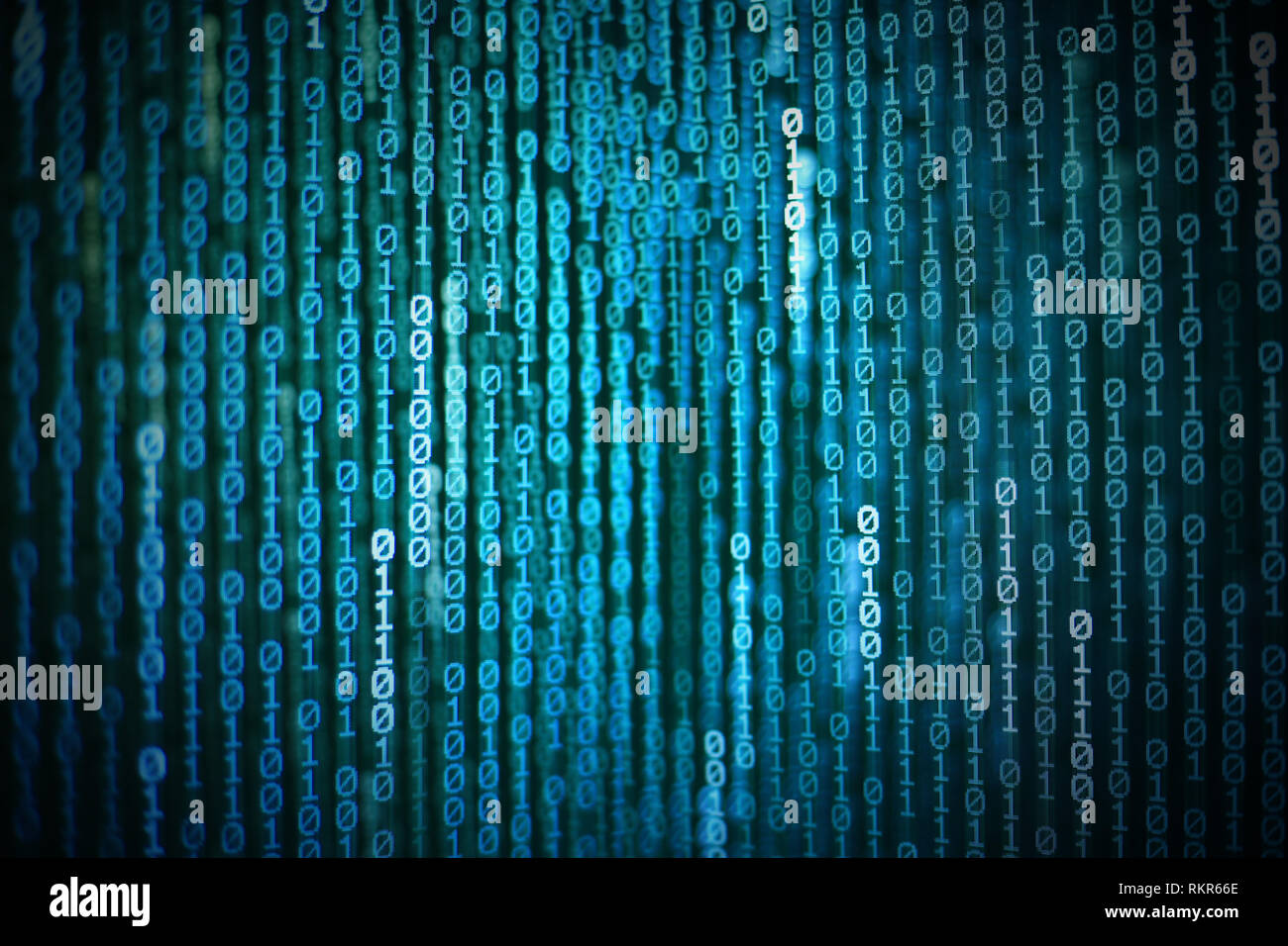 Doppelt belichtete Bild der blauen binären Code Daten Verschieben in vertikaler Richtung von oben nach unten der Rahmen an der Unterseite. Daten Technologie und Internet global Stockfoto