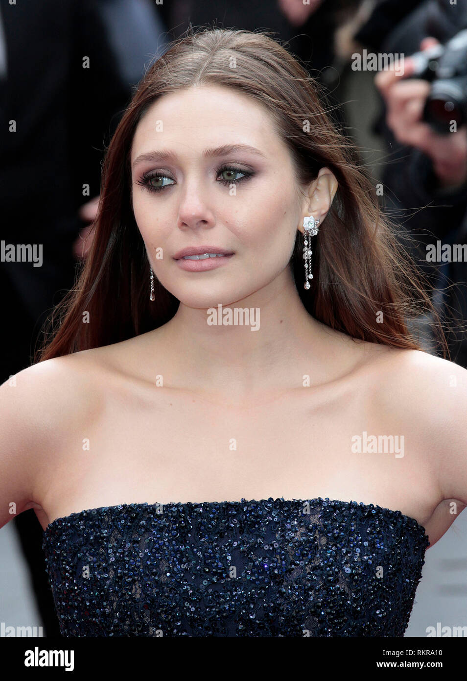 Elizabeth Olsen Kommt An Die Europaische Erstauffuhrung Von Godzilla Im Odeon Am Leicester Square In London England Stockfotografie Alamy