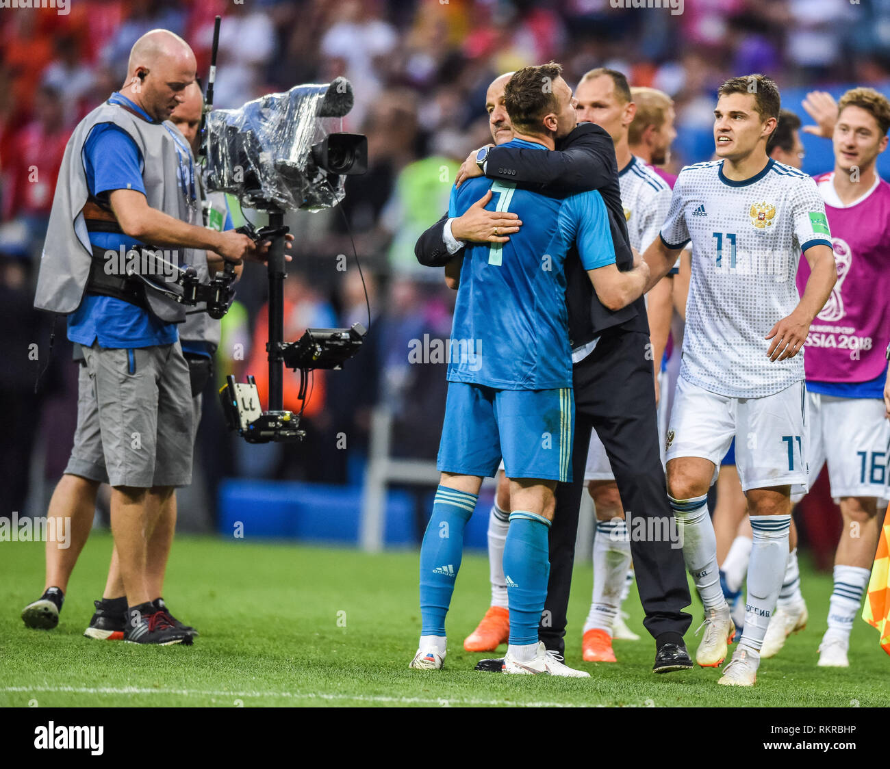 Moskau, Russland - Juli 1, 2018. Russland Nationalmannschaft Trainer Stanislav Cherchesov mit Torwart Igor Akinfeev nach Elfmeterschießen in der FIFA Fußball-Weltmeisterschaft Stockfoto