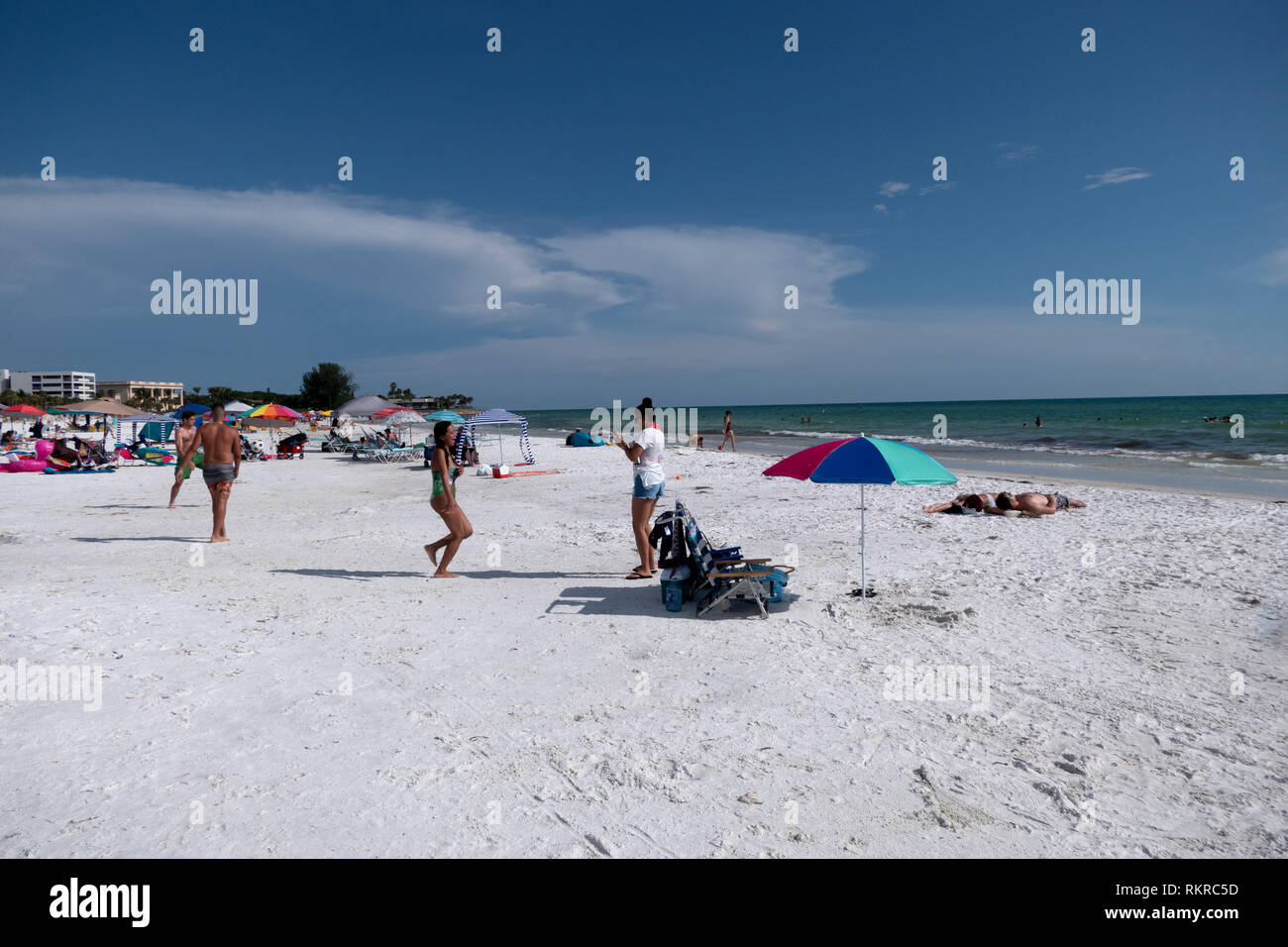 Menschen Entspannung im Urlaub auf die Siesta Key Beach in Sarasota, Florida, USA. Touristen auf die Sommerferien in der Nähe des Meeres. Amerikanische Landschaft und recreat Stockfoto