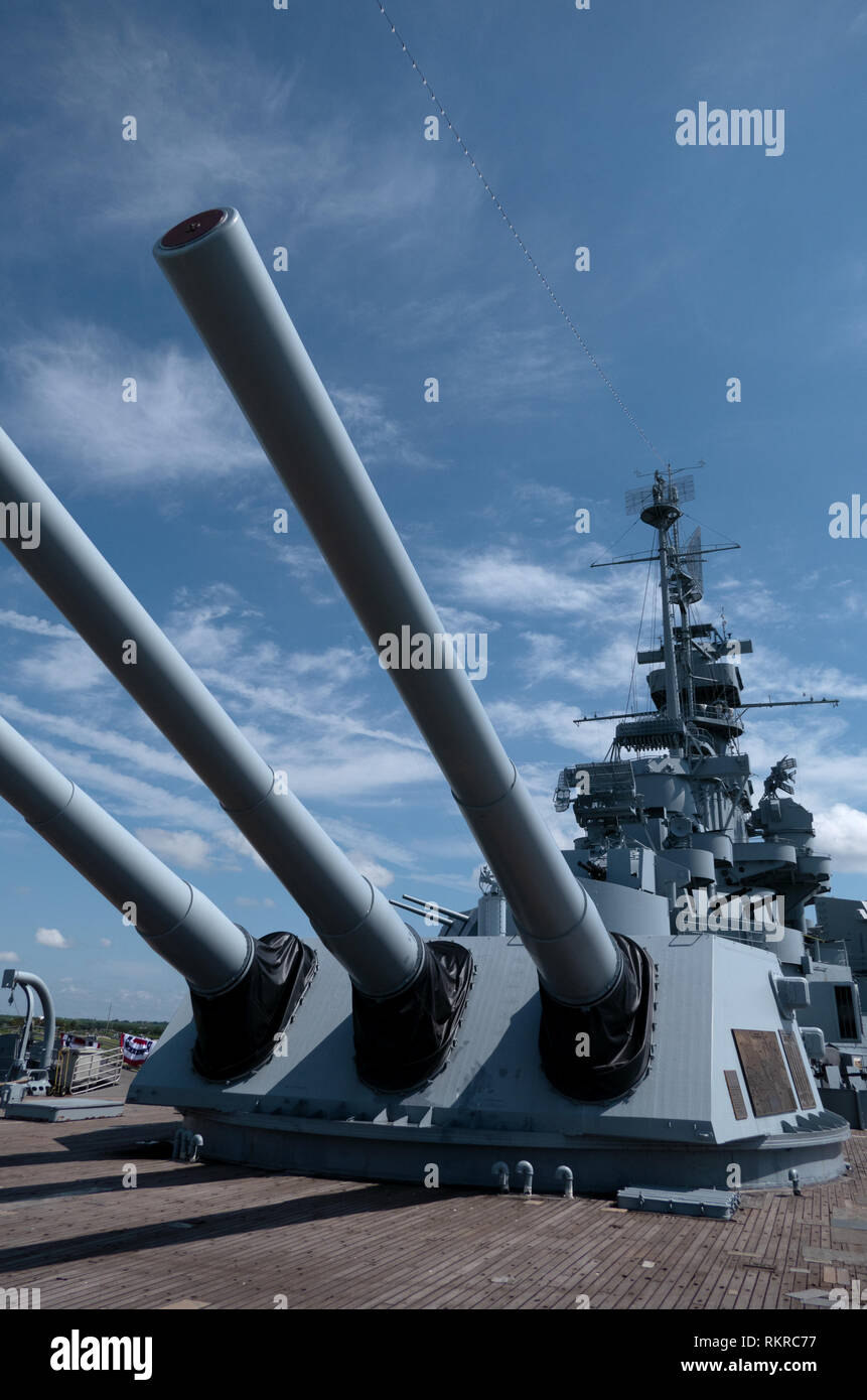 Battleship Memorial Park, eine militärische Geschichte Park und Museum in Mobile, Alabama, USA. Blick auf die Kanonen auf den South Dakota - class Battleship USS Alabama, ein Stockfoto