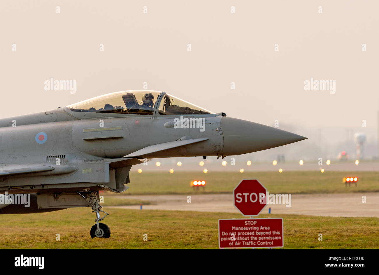 Typhoon an RAF Coninsby taxying auf Start- und Landebahn für Aus-stellung nehmen Stockfoto