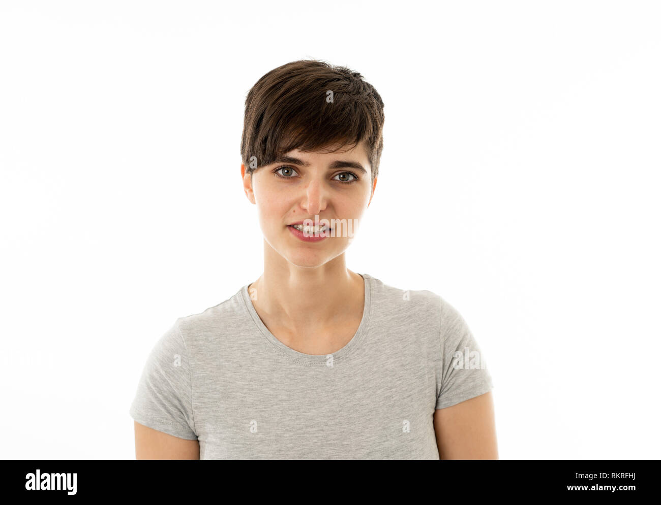 Close up Portrait von attraktiven jungen kaukasischen Frau mit glücklichen Gesicht und schönes Lächeln. Auf weissem Hintergrund In die Menschen isoliert, positiven menschlichen faci Stockfoto Close up Portrait von attraktiven jungen kaukasischen Frau mit glücklichen Gesicht und schönes Lächeln. Auf weissem Hintergrund In die Menschen isoliert, positiven menschlichen faci Stockfoto