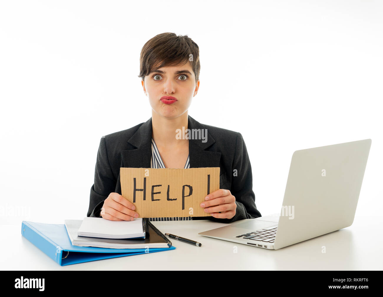 Müde und frustriert junge attraktive Frau, Arbeiten am Computer, die verzweifelt Hilfe Schild am Büro auf weißem Hintergrund. Fertig Stockfoto