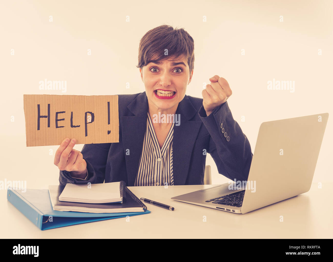 Müde und frustriert junge attraktive Frau, Arbeiten am Computer, die verzweifelt Hilfe Schild am Büro auf weißem Hintergrund. Fertig Stockfoto