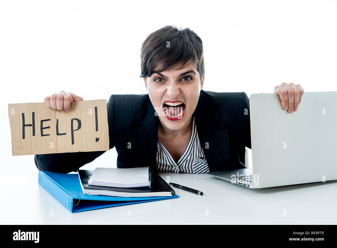 Müde und frustriert junge attraktive Frau, Arbeiten am Computer, die verzweifelt Hilfe Schild am Büro auf weißem Hintergrund. Fertig Stockfoto