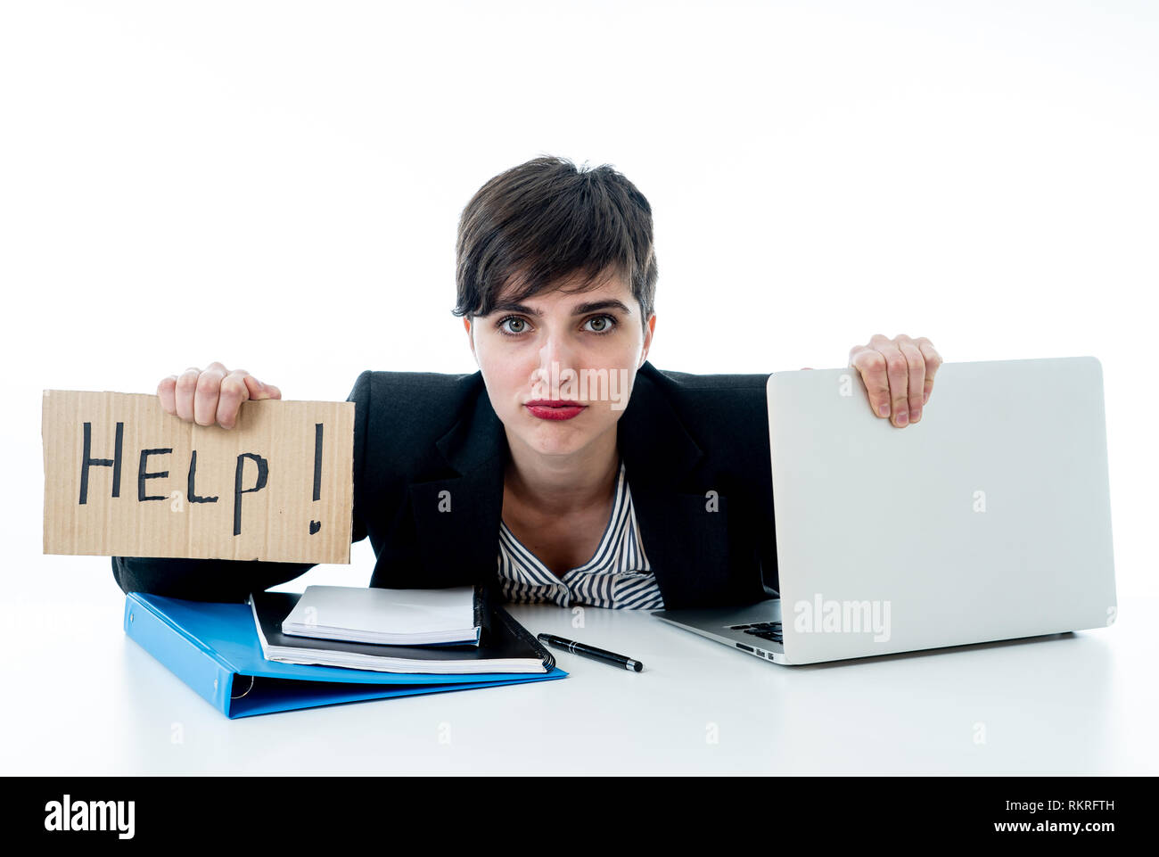 Müde und frustriert junge attraktive Frau, Arbeiten am Computer, die verzweifelt Hilfe Schild am Büro auf weißem Hintergrund. Fertig Stockfoto