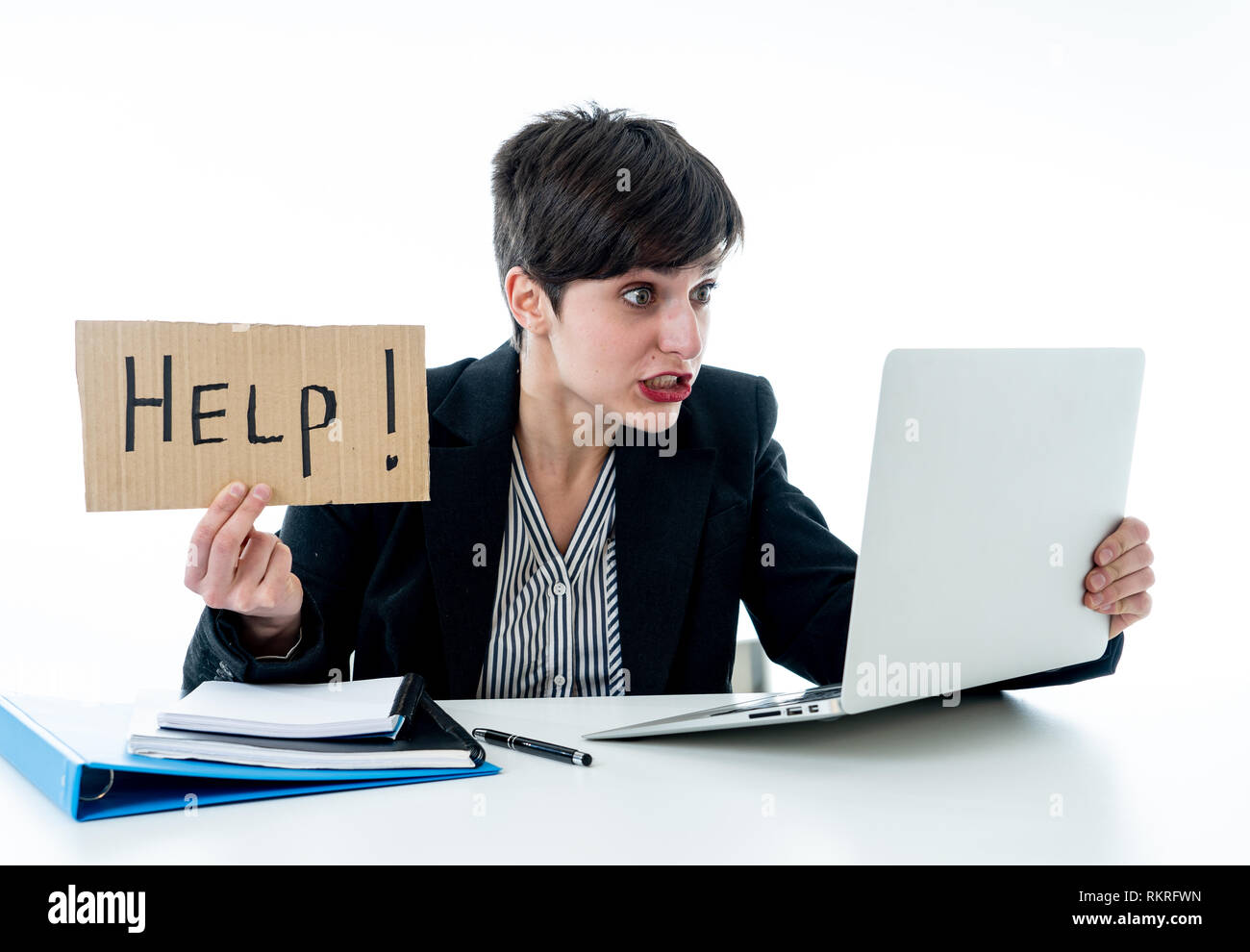 Müde und frustriert junge attraktive Frau, Arbeiten am Computer, die verzweifelt Hilfe Schild am Büro auf weißem Hintergrund. Fertig Stockfoto