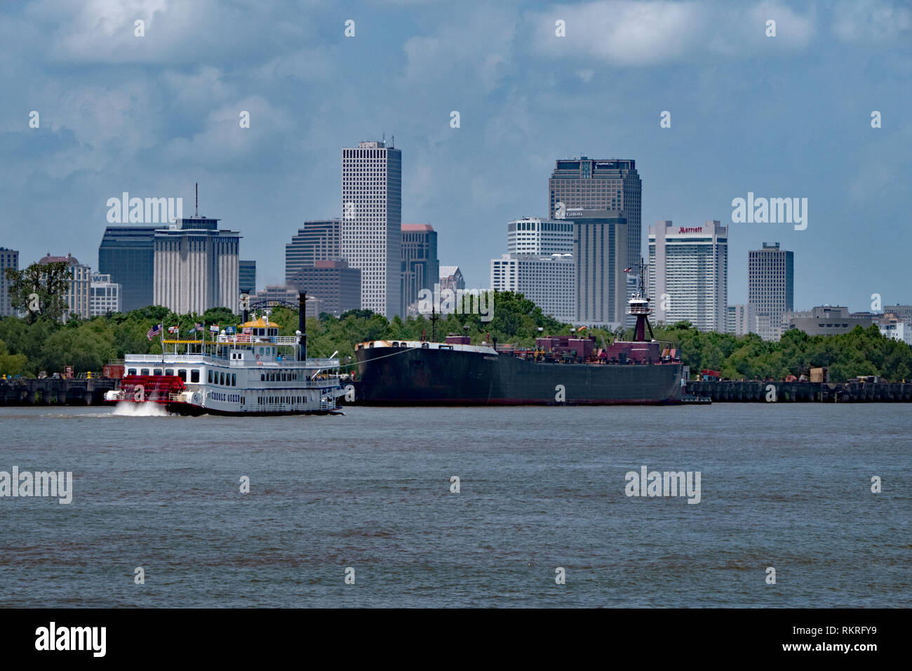 Gas oder Gas Tanker und touristische Steamboat während der Navigation auf dem Mississippi River in der Nähe von New Orleans, Louisiana, Vereinigte Staaten von Amerika Stockfoto