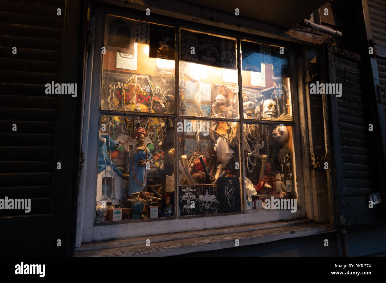 Geschäfte in der Bourbon Street im French Quarter von New Orleans, Louisiana, Vereinigte Staaten von Amerika Vertrieb Voodoo Puppen und Objekte Stockfoto