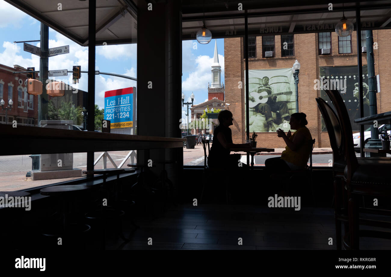 Urban Ansicht von Shreveport in Louisiana, Vereinigte Staaten von Amerika. Amerikanische Stadt mit historischen Gebäuden aus der Bar Inneneinrichtung gesehen Stockfoto