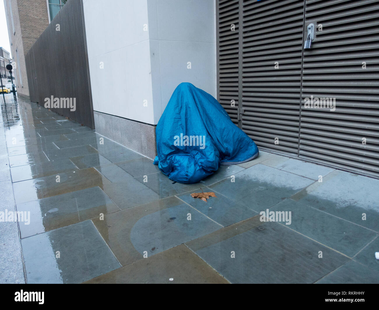Obdachlosen unter Schlafsack Stockfoto
