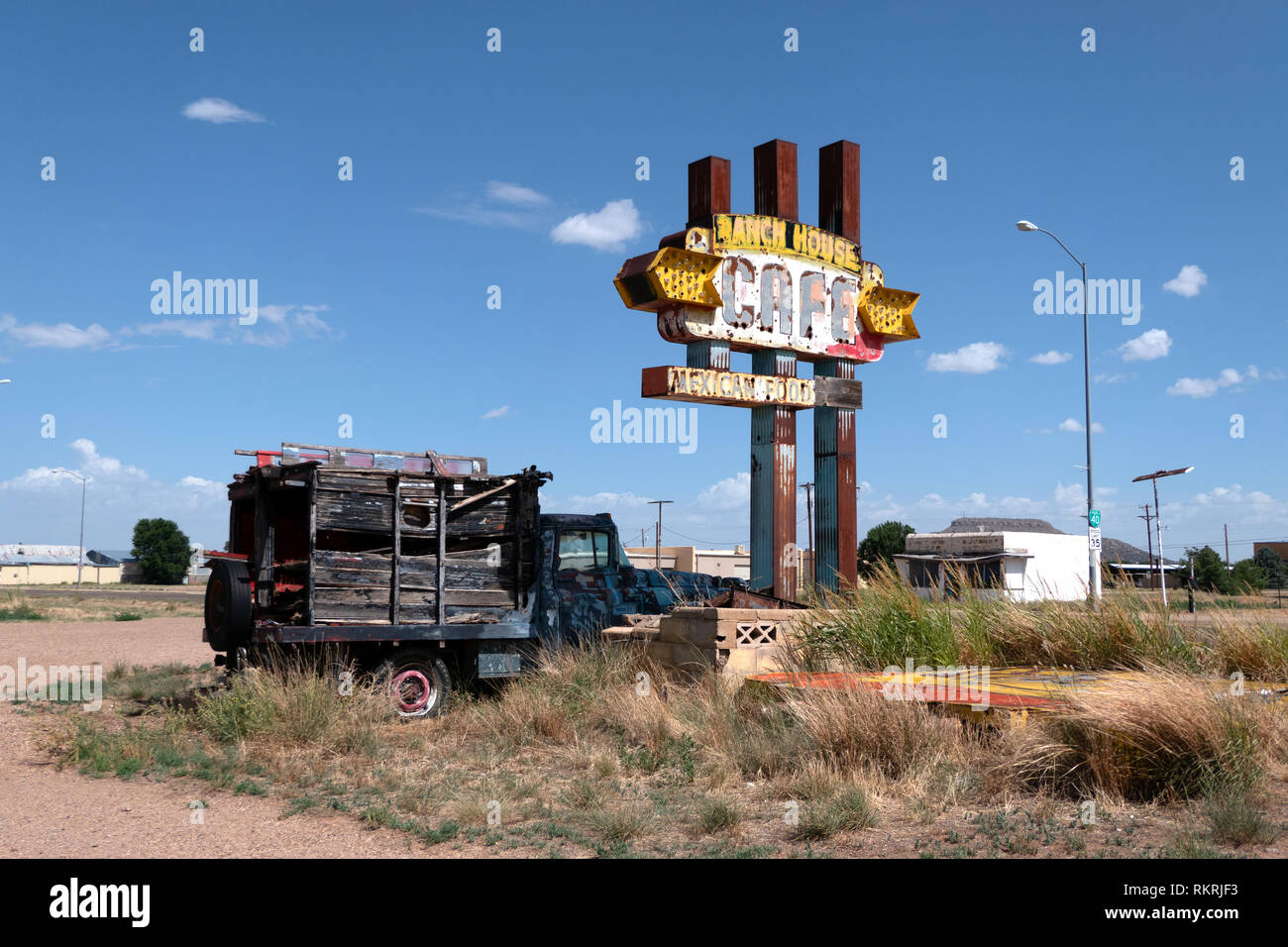 Abgebrochene cafeteria Restaurant in Santa Fe, New Mexico, Vereinigte Staaten von Amerika, entlang der legendären Route 66. Blick auf einer amerikanischen Kleinstadt in den Sou Stockfoto