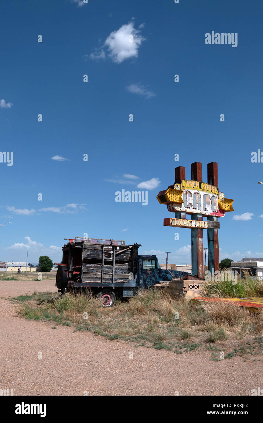 Abgebrochene cafeteria Restaurant in Santa Fe, New Mexico, Vereinigte Staaten von Amerika, entlang der legendären Route 66. Blick auf einer amerikanischen Kleinstadt in den Sou Stockfoto