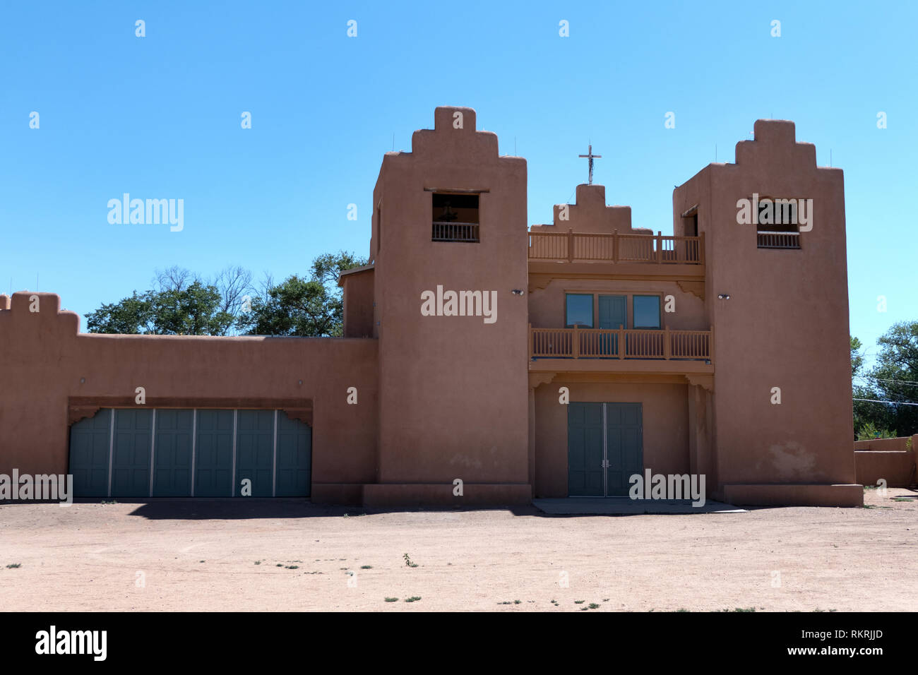 Alte katholische Kirche in Tesuque Pueblo, Santa Fe County, New Mexico, Vereinigte Staaten von Amerika. Blick auf ein kleines indianisches Dorf im Südwesten der USA Stockfoto