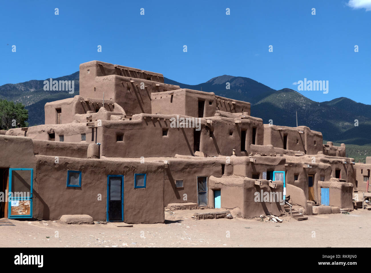 Gebäude in Taos Pueblo, New Mexico, Vereinigte Staaten von Amerika. Blick auf das kleine indianische Dorf im Südwesten der USA, das von Tiwa-Indianern bewohnt wird Stockfoto