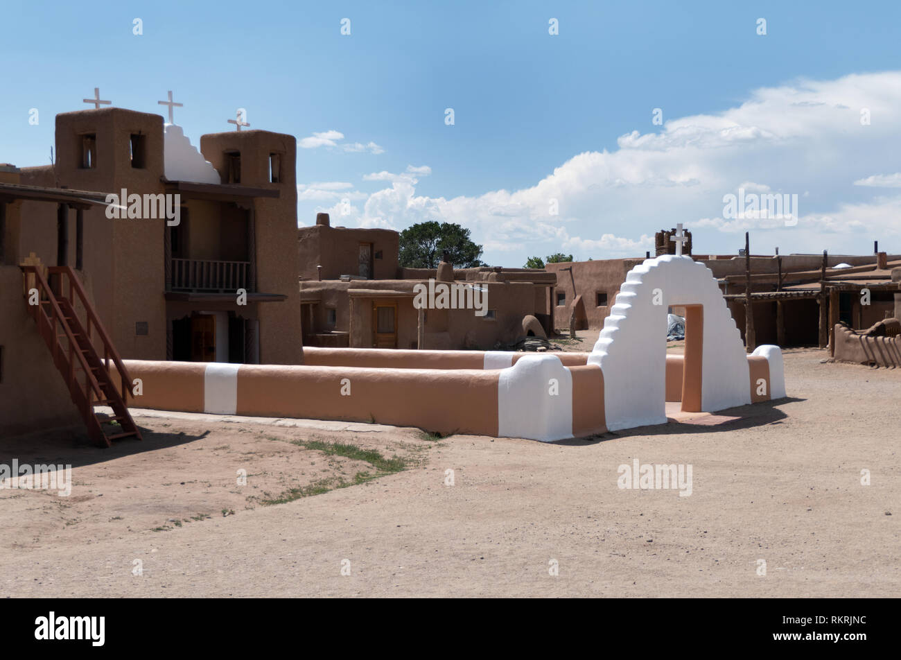 Alte Katholische Kirche, Taos Pueblo, Santa Fe County, Ohio, Vereinigte Staaten von Amerika. Ausblick auf den kleinen Indianischen Dorf im Südwesten. Na Stockfoto