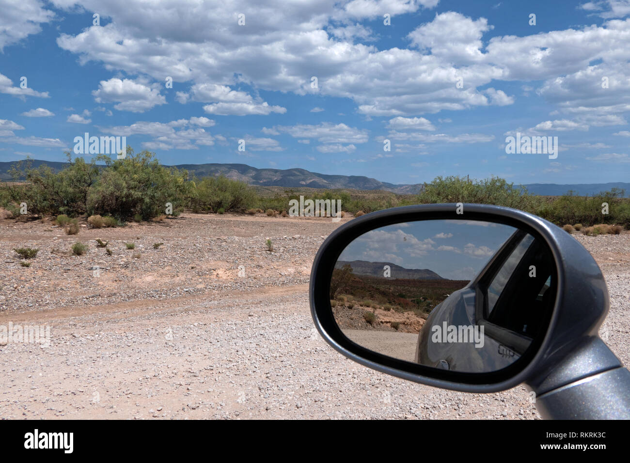 Landschaft der Wüste von Rückspiegel gesehen auf dem Auto in der Nähe von Alamogordo, New Mexico, Vereinigte Staaten von Amerika. Blick auf den wunderschönen amerikanischen Park Natur, wi Stockfoto